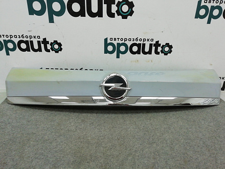 AA010038; Накладка крышки багажника; без камер. (95093281) для Opel Mokka (2012 - 2015)/БУ; Оригинал; Р1, Мелкий дефект; 
