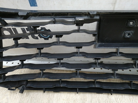 Фотография детали AA045278; Решетка переднего бампера; под паркт. (6402A373) для Mitsubishi Pajero Sport III (2015-2020)/БУ; Оригинал; Р1, Мелкий дефект; . Фото номер 16