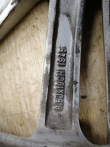 Фотография детали AA033558; Диск литой, 19x8.5J, 5x108, ET45 (HK83-1007-DA) для Jaguar F-Pace I (2016-2020)/БУ; Оригинал; Р1, Мелкий дефект; . Фото номер 12