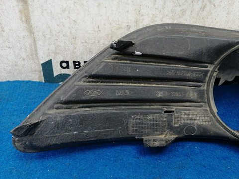 Фотография детали AA032775; Накладка ПТФ левая (8M51-19953) для Ford Focus/БУ; Оригинал; Р1, Мелкий дефект; . Фото номер 5