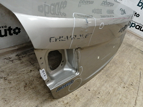 Фотография детали AA038136; Крышка багажника (95950847) для Chevrolet Cruze/БУ; Оригинал; Р2, Удовлетворительное; . Фото номер 4