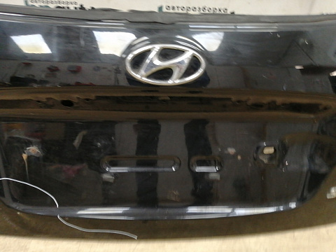 Фотография детали AA037678; Крышка багажника, под спойленр (73700-2B600) для Hyundai Santa Fe/БУ; Оригинал; Р2, Удовлетворительное; . Фото номер 10