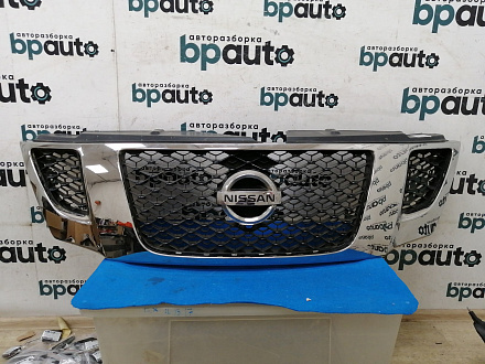 AA021822; Решетка радиатора; под камер. (62310-1LB0A) для Nissan Patrol VI (Y62) (2010-2014)/БУ; Оригинал; Р1, Мелкий дефект; 