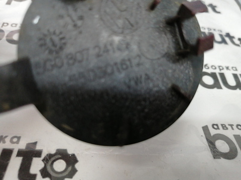 Фотография детали AA045960; Заглушка букс. крюка  переднего бампера (5G0807241) для Volkswagen Golf/БУ; Оригинал; Р1, Мелкий дефект; . Фото номер 4