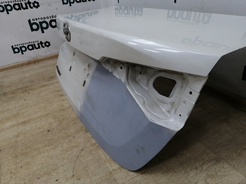 Фотография детали AA011500; Крышка багажника (64401-02F30) для Toyota Corolla 210 (2019-н.в.)/БУ; Оригинал; Р1, Мелкий дефект; . Фото номер 6