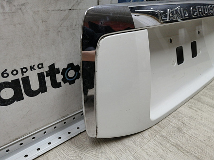 AA045275; Накладка крышки багажника, без кнопок (76811-60190) для Toyota Land Cruiser Prado 150 (2010 — 2013)/БУ; Оригинал; Р0, Хорошее; (070) Белый перламутр 3х. сл.