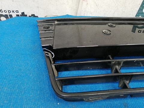 Фотография детали AA036609; Решетка переднего бампера центральная, глянцевая; под паркт. (BM51-17K945-F) для Ford Focus/БУ; Оригинал; Р1, Мелкий дефект; . Фото номер 8