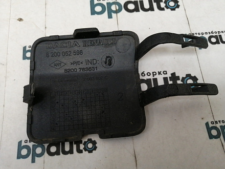 AA034305; Заглушка буксир. крюка переднего бампера (8200052598) для Renault Sandero Stepway I (2009-2014)/БУ; Оригинал; Р1, Мелкий дефект; 