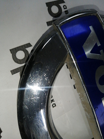 Фотография детали AA045540; Эмблема решетки радиатора (30796425) для Volvo XC60/БУ; Оригинал; Р1, Мелкий дефект; . Фото номер 5