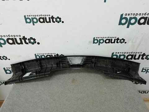 Фотография детали AA003565; Накладка задней панели внутренняя (KD45-6889X) для Mazda CX-5/БУ; Оригинал; Р1, Мелкий дефект; . Фото номер 4