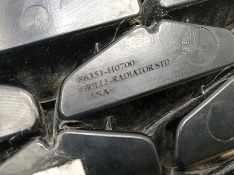 Фотография детали AA038708; Решетка радиатора (86350-H0700) для Kia Rio IV рест. Sedan (2020- н.в.)/БУ; Оригинал; Р1, Мелкий дефект; . Фото номер 18
