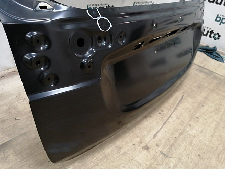 AA037300; Крышка багажника; под камер. (5801B818) для Mitsubishi Outlander/Нов с деф; Оригинал; Р1, Мелкий дефект; 