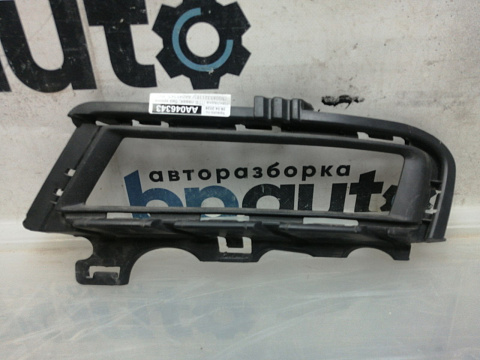Фотография детали AA046343; Накладка ПТФ левая, без хрома (5G0853211E) для Volkswagen Golf/БУ; Оригинал; Р1, Мелкий дефект; . Фото номер 1