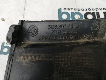 AA024914; Заглушка буксир. крюка заднего бампера (5С6807441A) для Volkswagen Jetta VI (2010- 2014)/БУ; Оригинал; Р0, Хорошее; 