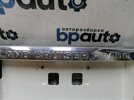 AA045274; Накладка крышки багажника, без кнопок (76811-60190) для Toyota Land Cruiser Prado 150 (2010 — 2013)/БУ; Оригинал; Р0, Хорошее; (070) Белый перламутр 3х. сл.