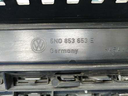 AA028301; Решетка радиатора (5N0853653 F\ E) для Volkswagen Tiguan I рест. (2011- 2016)/БУ; Оригинал; Р1, Мелкий дефект; 