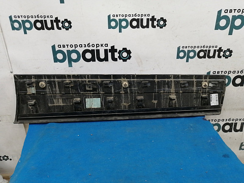 Фотография детали AA017397; Накладка на дверь передняя левая (J8A2-21065-A) для Land Rover Range Rover Velar (2017 - н.в.)/БУ; Оригинал; Р1, Мелкий дефект; . Фото номер 5