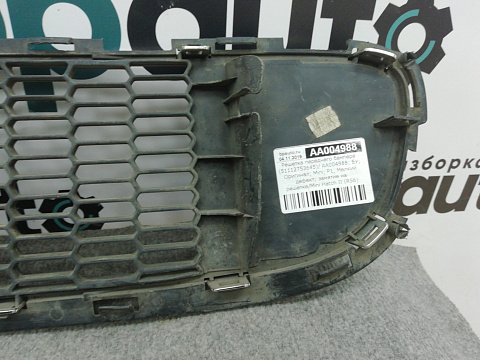 Фотография детали AA004988; Решетка переднего бампера (51112753645) для Mini Hatch II (R56) (2007–2010)/БУ; Оригинал; Р1, Мелкий дефект; . Фото номер 7