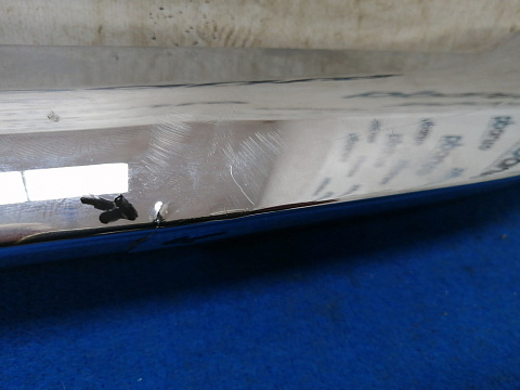 Фотография детали AA029354; Накладка крышки багажника хром (5817A261) для Mitsubishi Pajero Sport III (2015-2020)/БУ; Оригинал; Р1, Мелкий дефект; . Фото номер 3