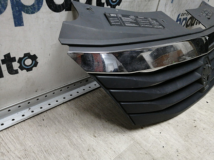 AA045280; Решетка радиатора (8200752748) для Renault Logan I рест. (2009-2015)/БУ; Оригинал; Р1, Мелкий дефект; 