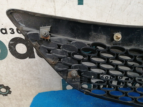 Фотография детали AA036917; Решетка радиатора (BP4K-50711) для Mazda 3 BK/БУ; Оригинал; Р0, Хорошее; (22V) Серебро. Фото номер 10