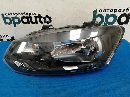 AA042402; Фара галоген левая (6RU941015) для Volkswagen Polo V Sedan (2010-2014)/БУ; Оригинал; Р1, Мелкий дефект; 