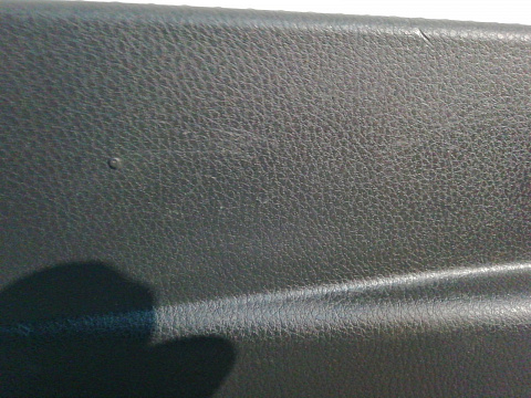 Фотография детали AA023560; Накладка задней панели (58387-33140) для Toyota Camry 70 (2017 — н.в.)/БУ; Оригинал; Р1, Мелкий дефект; . Фото номер 3
