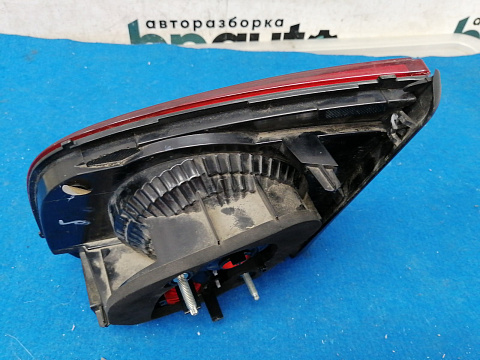 Фотография детали AA025123; Фонарь в крышку багажника левый (5K0945093G) для Volkswagen Golf/БУ; Оригинал; Р0, Хорошее; . Фото номер 3