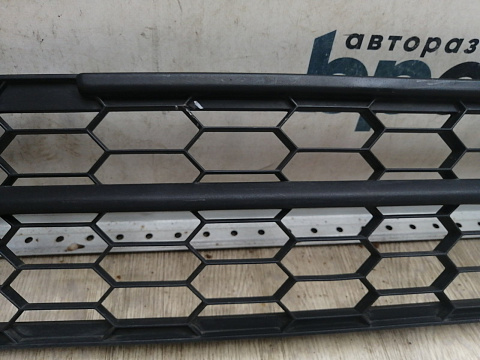 Фотография детали AA045114; Решетка переднего бампера (5l0853677) для Skoda Yeti I рест. (2013-2018)/БУ; Оригинал; Р1, Мелкий дефект; . Фото номер 3
