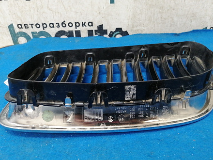 AA031462; Решетка радиатора правая, 12 перемычек (51137200728) для BMW 5 серия F10 F11/БУ; Оригинал; Р1, Мелкий дефект; 
