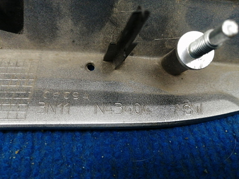 Фотография детали AA036232; Накладка на крышку багажника (3N11-N43404-ABW) для Ford Fusion/БУ; Оригинал; Р1, Мелкий дефект; . Фото номер 6