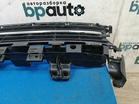 Фотография детали AA030551; Решетка переднего бампера (622542439R) для Renault Logan II (2013-2018)/БУ; Оригинал; Р1, Мелкий дефект; . Фото номер 10