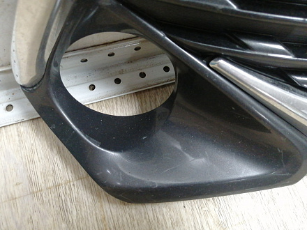 AA045454; Решетка переднего бампера (53112-06820) для Toyota Camry 55 рест.2 (2017 — 2018)/БУ; Оригинал; Р1, Мелкий дефект; 