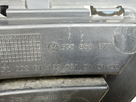 Фотография детали AA046153; Решетка переднего бампера (5G0853677) для Volkswagen Golf/БУ; Оригинал; Р1, Мелкий дефект; . Фото номер 14