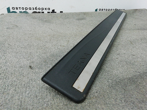 Фотография детали AA006505; Накладка порога передняя правая декор. черная (769B0-JN20A) для Nissan Teana 32/БУ; Оригинал; Р1, Мелкий дефект; . Фото номер 3