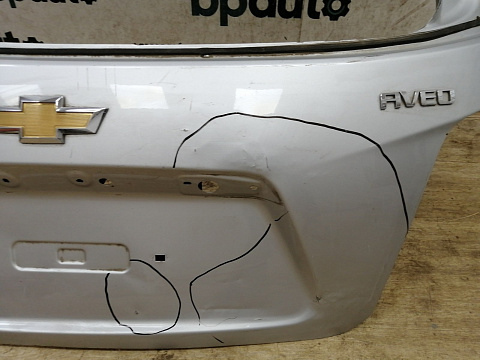 Фотография детали AA031429; Крышка багажника (95181752) для Chevrolet Aveo II Hatchback (2011- 2015)/БУ; Оригинал; Р2, Удовлетворительное; . Фото номер 4