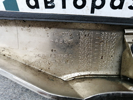 AA011876; Накладка крышки багажника; под камер. ( 76801-33340) для Toyota Camry 50 (2012 — 2014)/БУ; Оригинал; Р1, Мелкий дефект; 