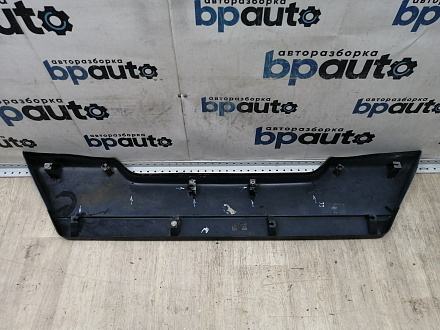 AA045061; Накладка крышки багажника нижняя, пластик (90901-JG00A) для Nissan X-Trail T31/БУ; Оригинал; Р1, Мелкий дефект; 