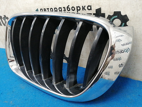 Фотография детали AA032305; Решетка радиатора левая (51117338571) для BMW Х3 II (F25)  рест. (2014-2017)/БУ; Оригинал; Р2, Удовлетворительное; . Фото номер 3