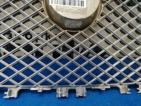 Фотография детали AA032701; Решетка радиатора (CX23-8A100-AA) для Jaguar XF I рест. (2011-2015)/БУ; Оригинал; Р1, Мелкий дефект; . Фото номер 10