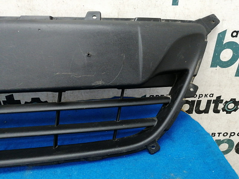 Фотография детали AA028846; Решетка переднего бампера (86561-1J000) для Hyundai I 20 (2009-2012)/БУ; Оригинал; Р1, Мелкий дефект; . Фото номер 4