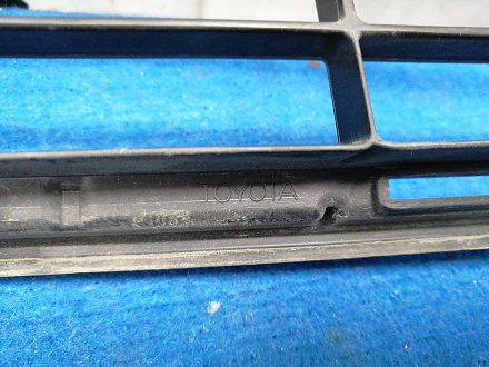 AA016626; Решетка переднего бампера верхняя; под камер. (53112-42110) для Toyota Rav4 40 рест. (2015 — 2019)/БУ; Оригинал; Р1, Мелкий дефект; 