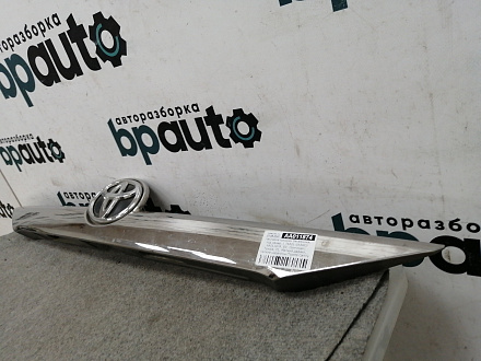 AA011874; Накладка крышки багажника; под камер. ( 76801-33340) для Toyota Camry 50 (2012 — 2014)/БУ; Оригинал; Р1, Мелкий дефект; 