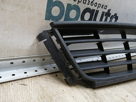 AA045281; Решетка переднего бампера (6RU853677) для Volkswagen Polo V Sedan (2010-2014)/БУ; Оригинал; Р1, Мелкий дефект; 