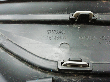 AA008780; Накладка задней левой двери (5757A409) для Mitsubishi Outlander/БУ; Оригинал; Р1, Мелкий дефект; 