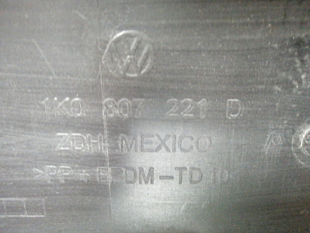 AA044498; Бампер передний; без паркт.; под омыват. (1K0807221D) для Volkswagen Jetta V (2005- 2010)/БУ; Оригинал; Р1, Мелкий дефект; 