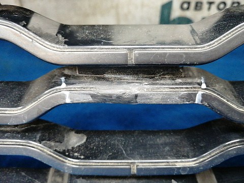 Фотография детали AA033727; Решетка радиатора (JK52-8200-BC) для Land Rover Range Rover IV рест. L405 (2017- н.в.)/БУ; Оригинал; Р2, Удовлетворительное; . Фото номер 6