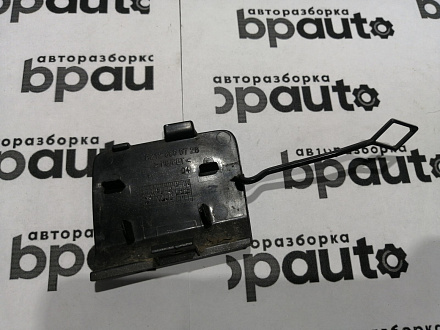 AA045469; Заглушка букс. крюка заднего бампера (A2128850726) для Mercedes-Benz E-klasse IV Sedan рест. (W212) (2013-2016)/БУ; Оригинал; Р1, Мелкий дефект; 