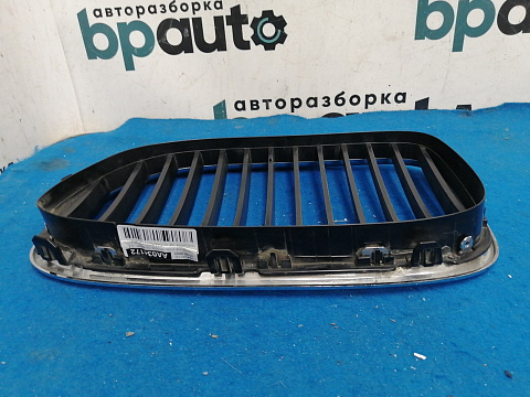 Фотография детали AA034172; Решетка радиатора правая, 13 перемычек (51137211658) для BMW 7 серия F01 F02/БУ; Оригинал; Р1, Мелкий дефект; . Фото номер 5