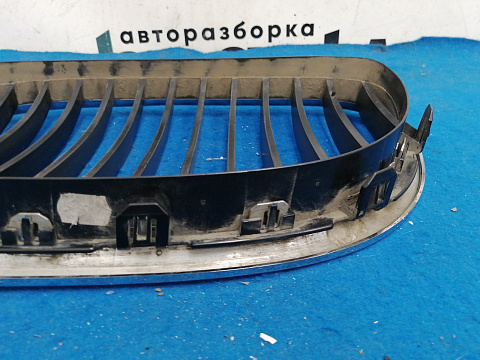 Фотография детали AA034172; Решетка радиатора правая, 13 перемычек (51137211658) для BMW 7 серия F01 F02/БУ; Оригинал; Р1, Мелкий дефект; . Фото номер 9